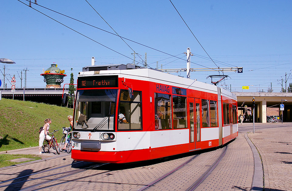 Mit Elektromobilät durch Halle: Die Straßenbahn in Halle  an der Saale am Hauptbahnhof
