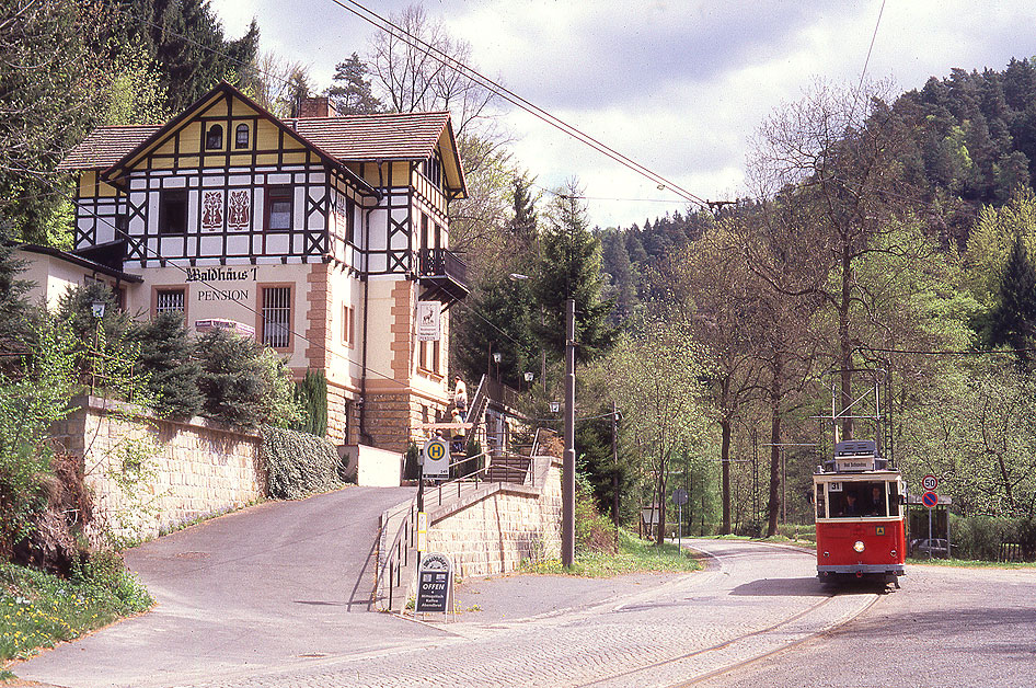 Das Waldhäusl im Kirnitzschtal mit der Kirnitzschtalbahn