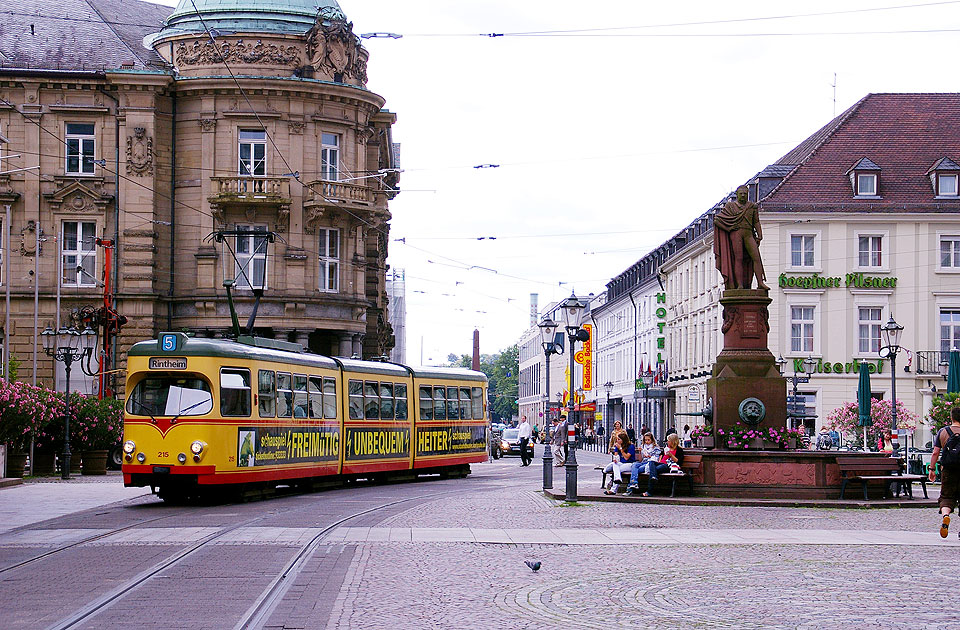 Die Straßenbahn in Karlsruhe an der Haltestelle Marktplatz