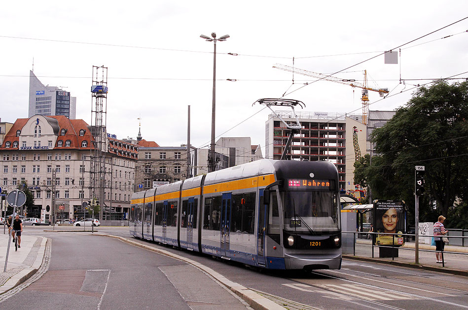Die Straßenbahn in Leipzig am Hauptbahnhof - ein NGT12-LEI classicXXL