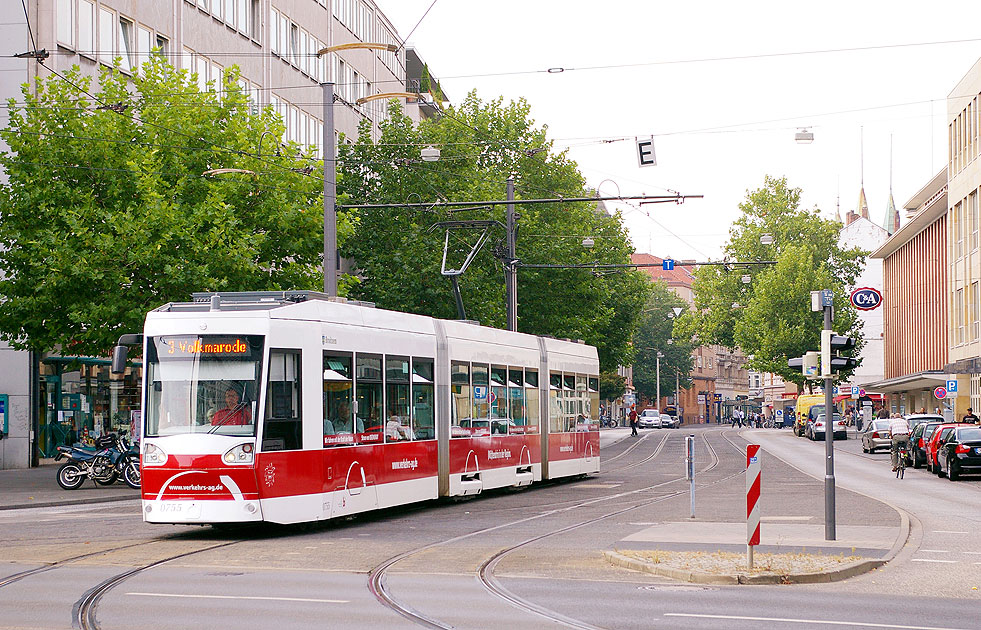 Die Straßenbahn in Braunschweig an der Haltestelle Schloss