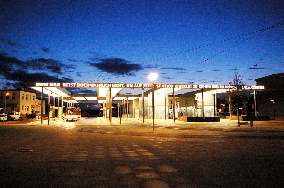 Straßenbahn Gotha Haltestelle Hauptbahnhof mit Goethe Zitat