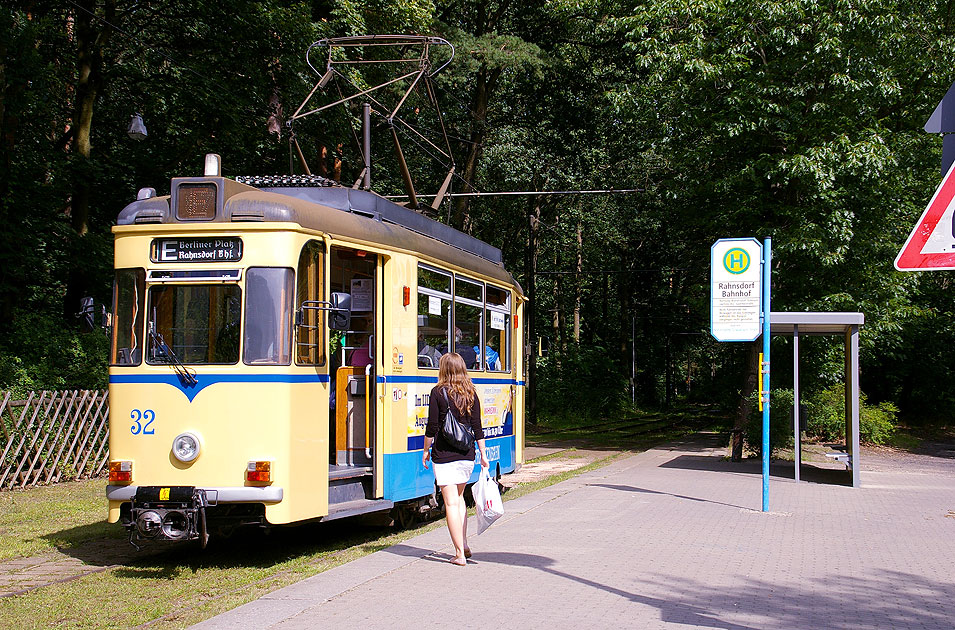 Die Straßenbahn in Woltersdorf am Bahnhof Rahnsdorf
