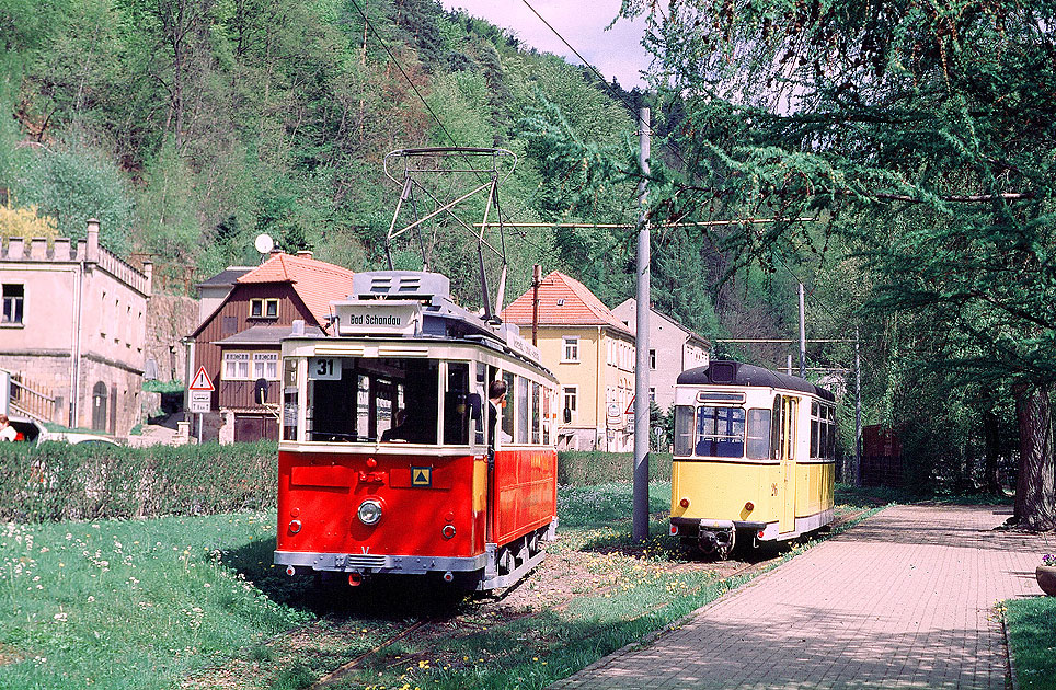 Der Traditionswagen 9 der Kirnitzschtalbahn an der Haltestelle Bad Schandau Stadtpark