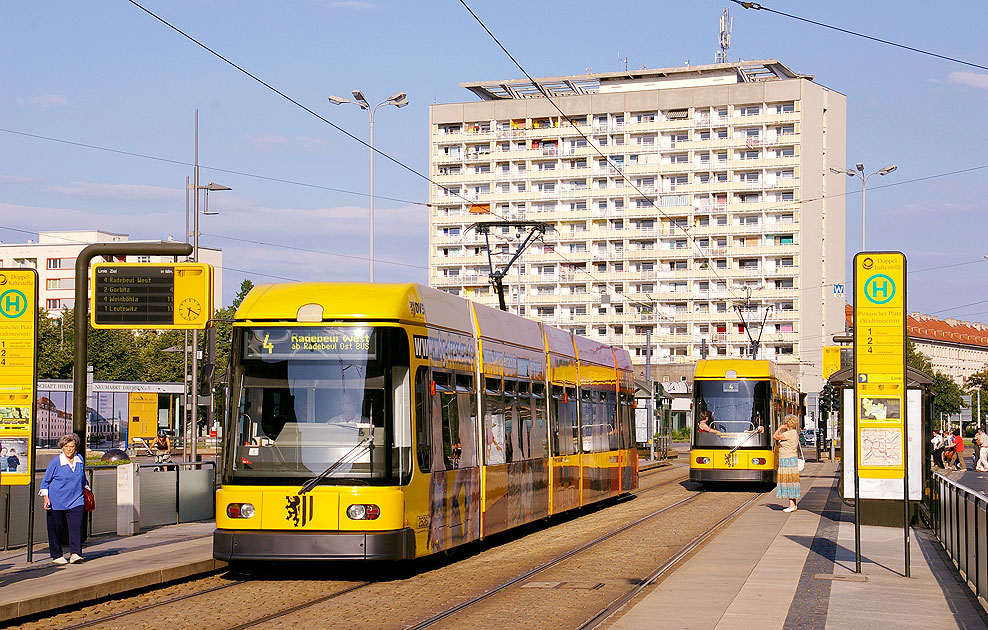 Im Hintergrund das markante Hochhaus Pirnaischer Platz: Haltestelle Pirnaischer Platz der Straßenbahn in Dresden