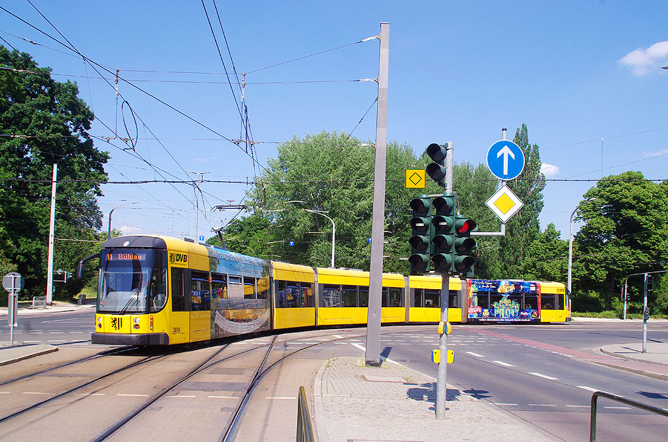 Die Straßenbahn in Dresden an der Haltestelle Lennèplatz