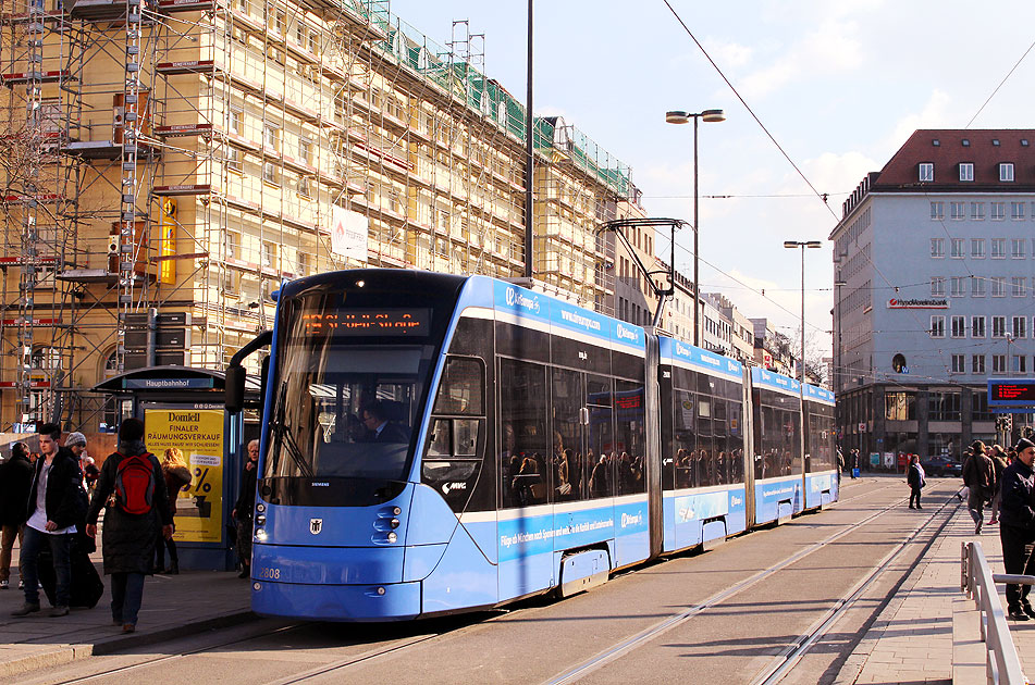 Die Straßenbahn in München an der Haltestelle Hauptbahnhof - Eine Straßenbahn Typ Avenio des Hersteller Siemens