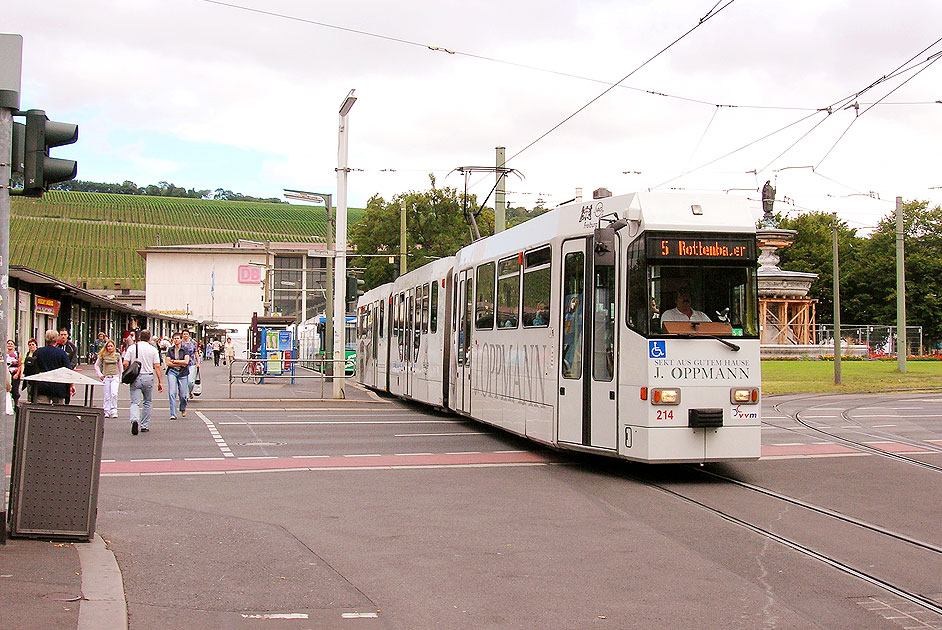 Die Straßenbahn in Würzburg an der Haltestelle Hauptbahnhof