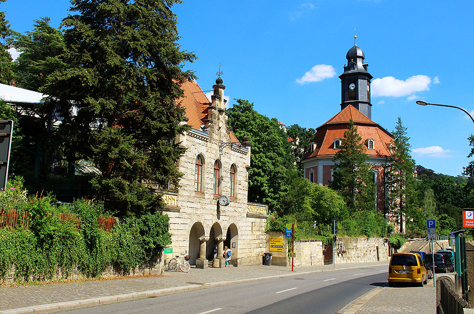 Die Talstation der Schwebebahn in Dresden mit der Loschwitzer Kirche