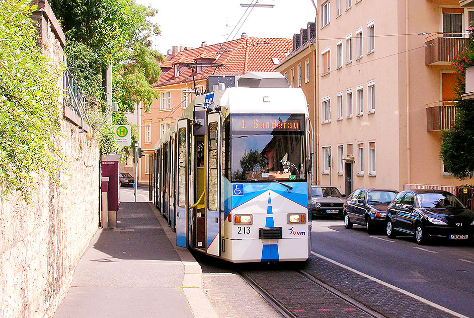 Die Straßenbahn in Würzburg an der Haltestelle Josefskirche