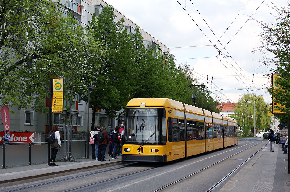 Eine Straßenbahn der Linie 2 in Dresden an der Haltestelle Zwinglistraße