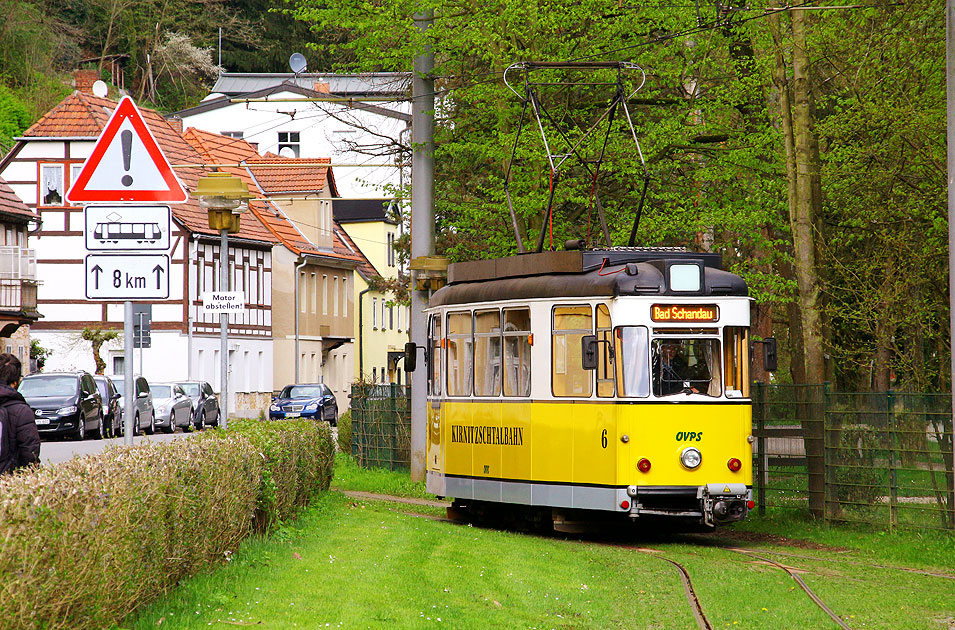 Der Wagen 6 der Kirnitzschtalbahn in Bad Schandau an der Haltestelle Kurpark