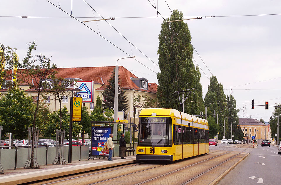 Die Haltestelle Rauensteinstraße der Straßenbahn in Dresden