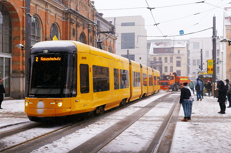 Die Straßenbahn in Dresden im Winter bei Schnee an der Haltestelle Bahnhof Mitte
