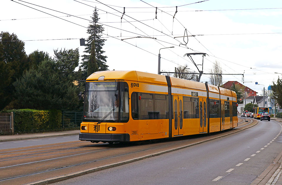 Die Straßenbahn in Dresden an der Haltestelle Zwinglistraße
