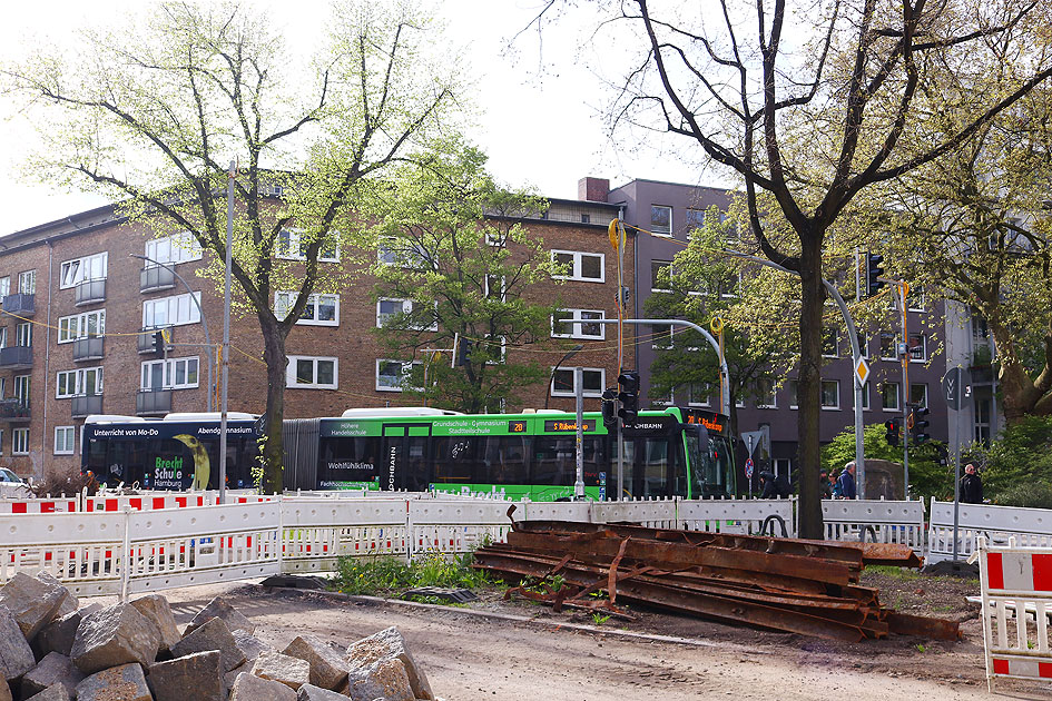 Straßenbahngleise in der Max-Brauer-Allee in Hamburg-Altona