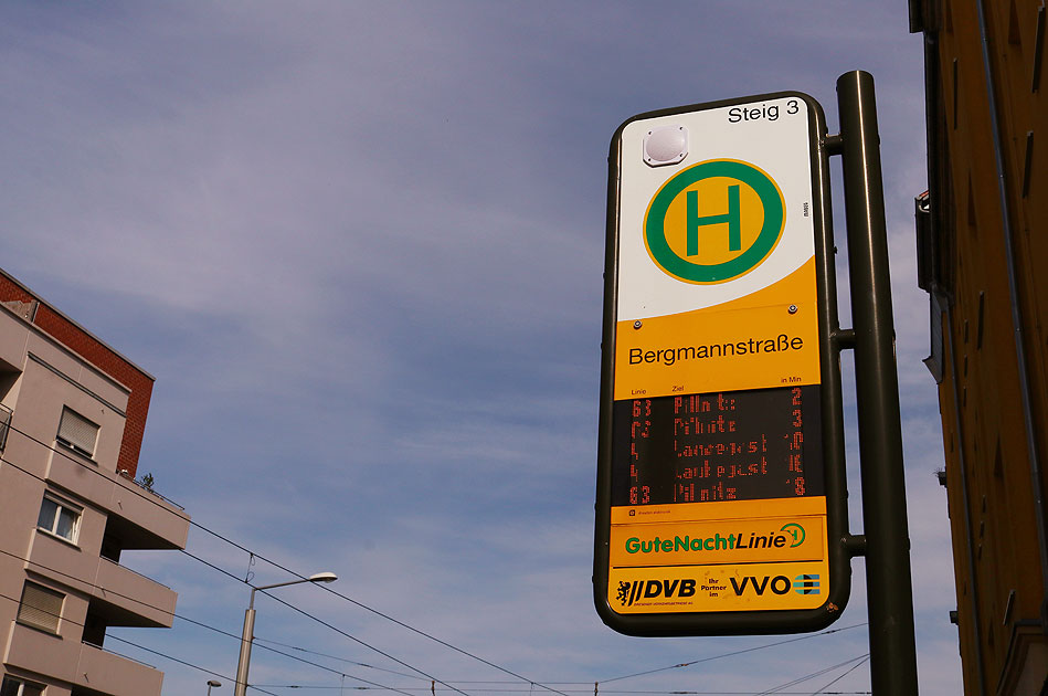 Ein Haltestellenschild der Straßenbahn in Dresden - Haltestelle Bergmannstraße