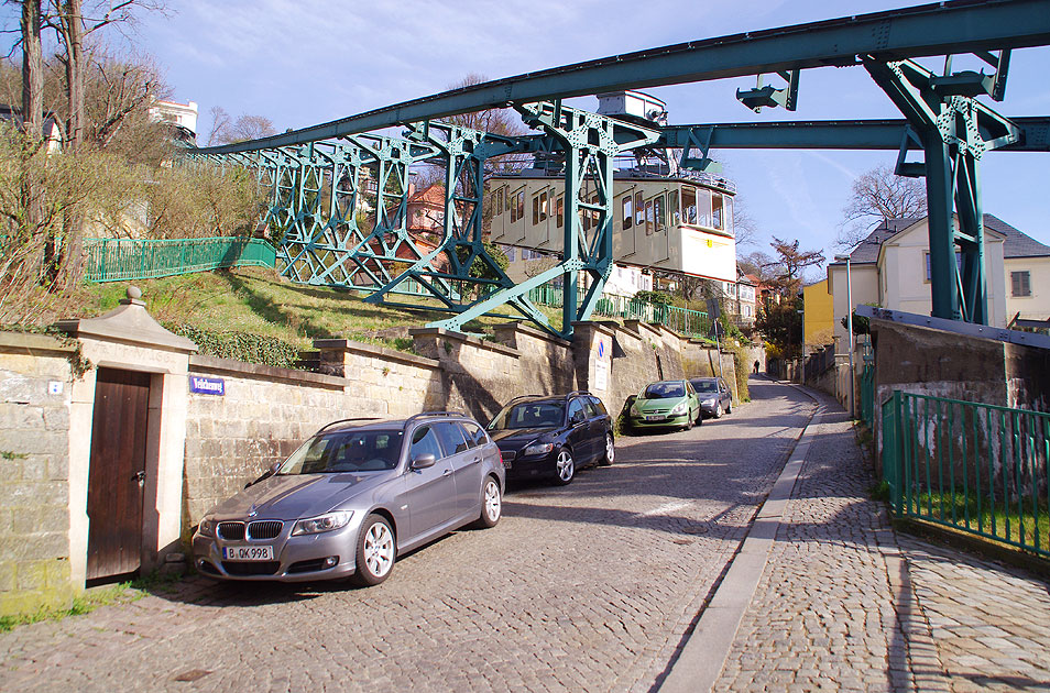 Die Schwebebahn in Dresden überquert den Veilchenweg - Bergbahn Dresden