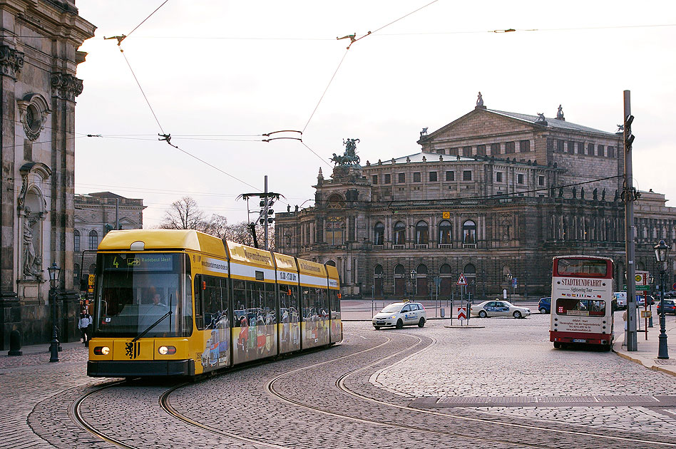Die Straßenbahn in Dresden vor der Semperoper