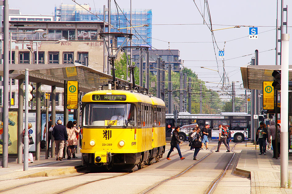 Tatra Straßenbahn in Dresden an der Haltestelle Hauptbahnhof