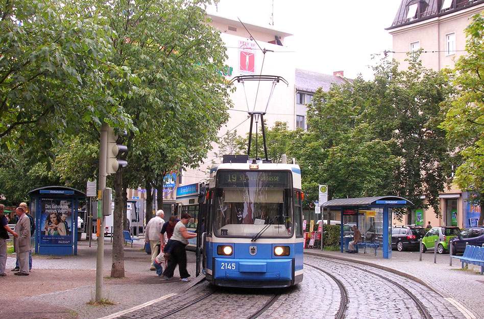Die Straßenbahn in München an der Haltestelle Ostbahnhof