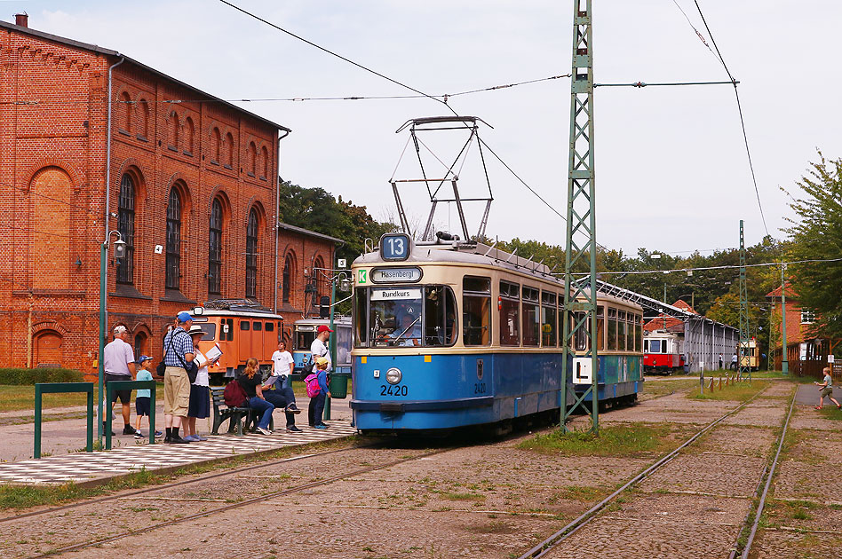 Der ex MVG 2420 ein M-Wagen der Straßenbahn in München im Hannoverschen Straßenbahnmuseum in Wehmingen bei Hannover