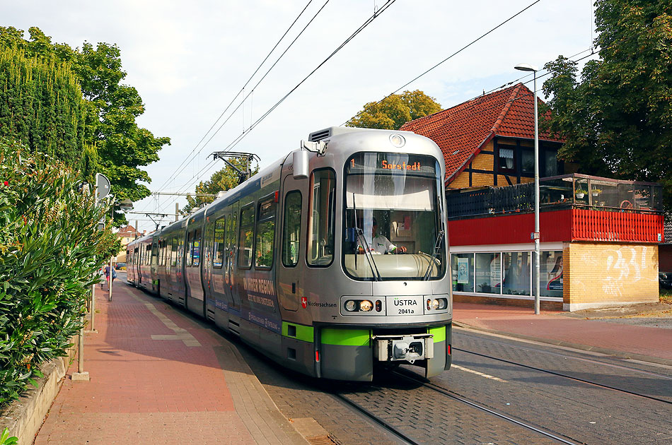 Die Üstra an der Haltestelle Gleidingen Thorstraße - Straßenbahn / Stadtbahn Hannover