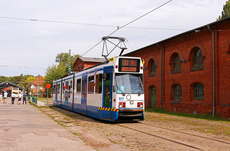 Ein Niederflurwagen im Straßenbahnmuseum Wehmingen (HSM) aus Amsterdam Wagen 904 der Baureihe 11G