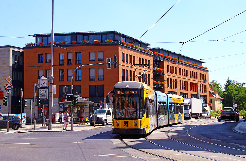 Eine Straßenbahn in Dresden an der Haltestelle Schillerplatz