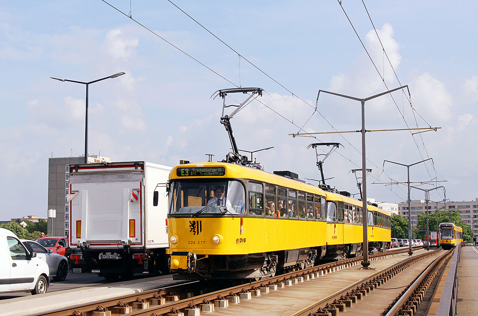 Tatra Straßenbahn in Dresden auf derCarolabrücke