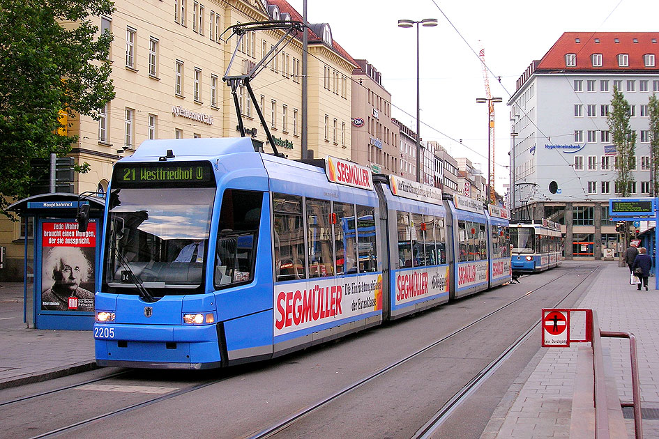 Die Straßenbahn in München an Haltestelle Hauptbahnhof
