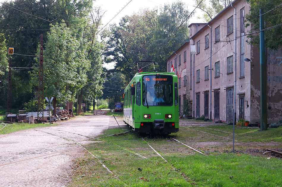 Ein ÜSTRA Stadtbahnwagen vom Typ 6000
