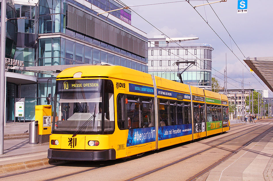 Die Straßenbahn in Dresden an der Haltestelle Hauptbahnhof