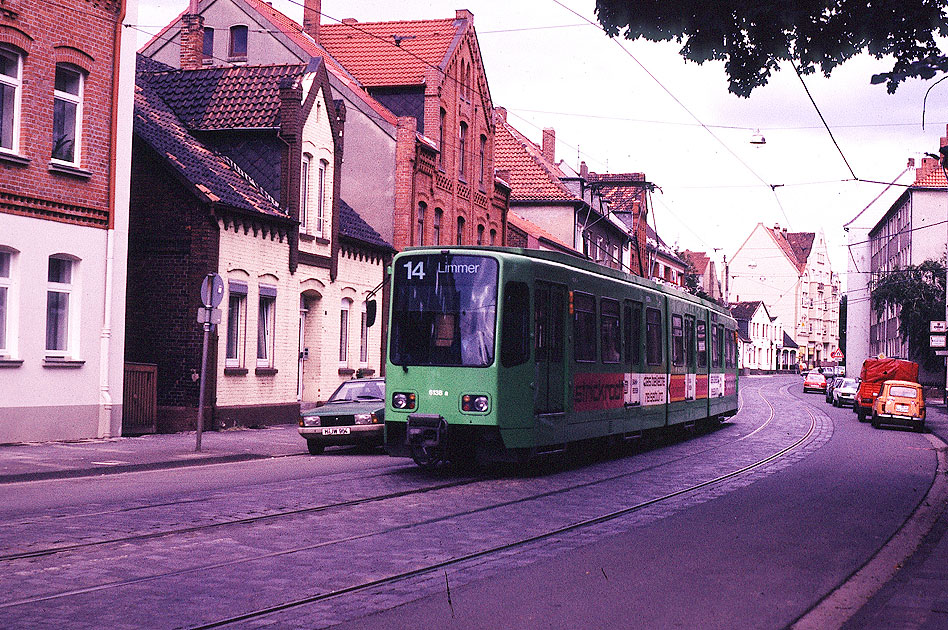 Die Straßenbahn in Hannover an der Haltestelle LImmer heute Brunnenstraße