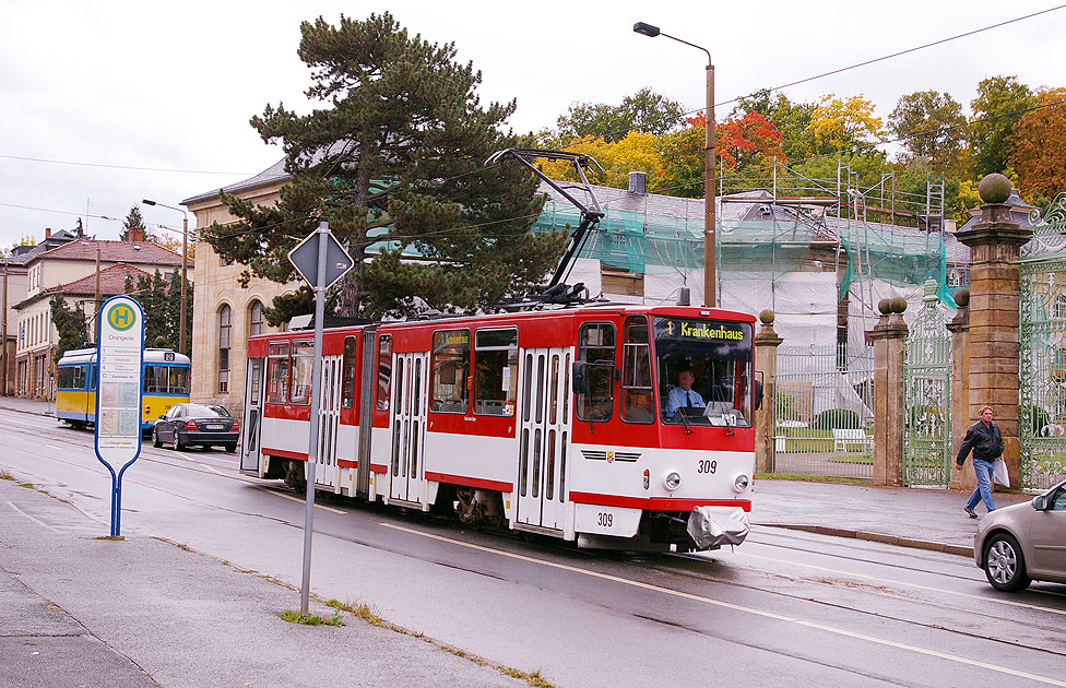 Die Straßenbahn in Gotha vor der Orangerie