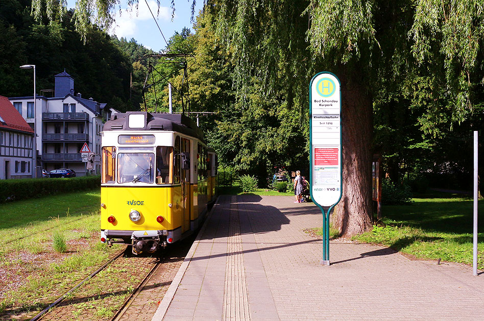 Die Kirnitzschtalbahn in Bad Schandau an der Haltestelle Kurpark