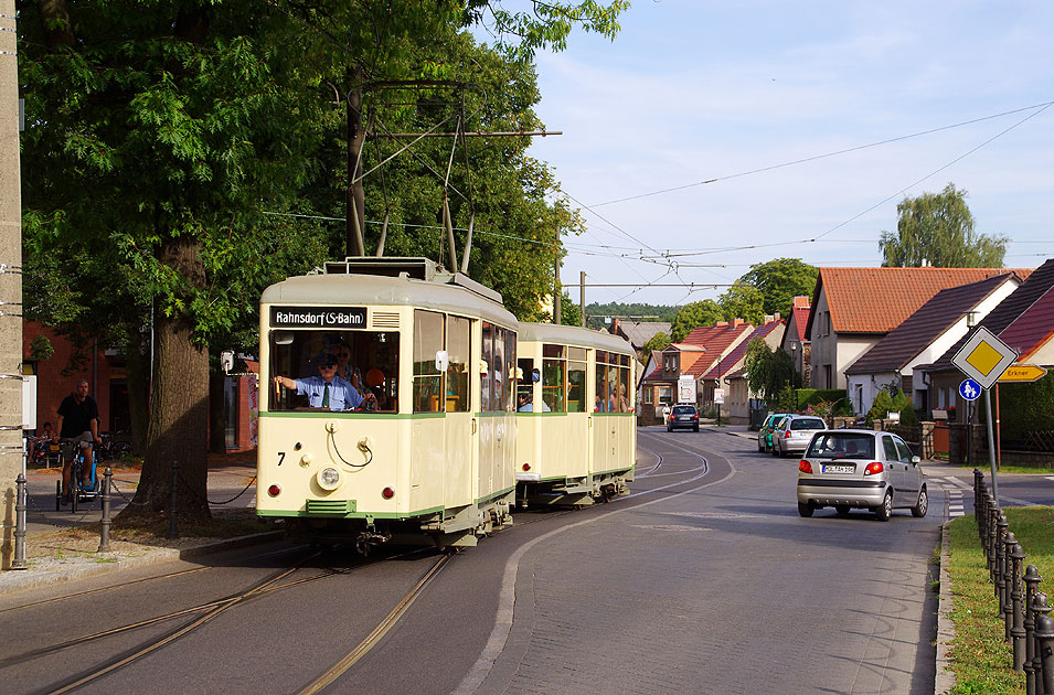 Der KSW-Wagen der Woltersdorfer Straßenbahn am Thälmannplatz