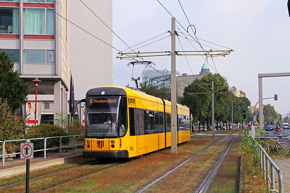 Die Straßenbahn in Dresden an der Haltestelle Hauptbahnhof Nord