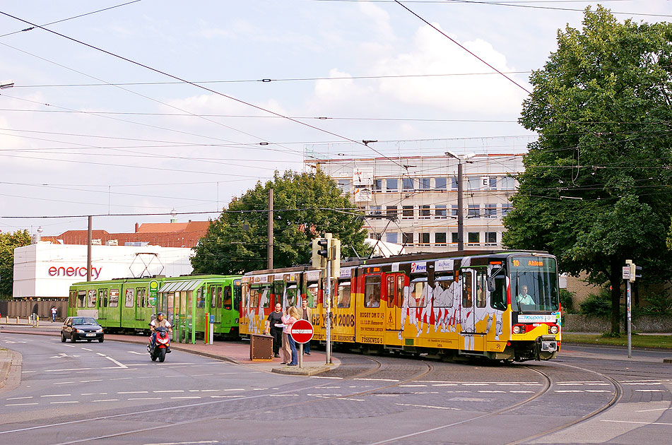 Die Üstra - Straßenbahn in Hannover an der Haltestelle Glocksee