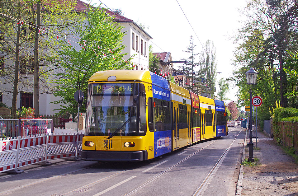 Die Straßenbahn in Dresden an der Haltestelle Gustav-Freytag-Straße