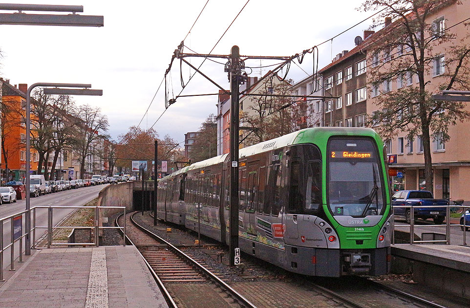 Die Stra&szlig;enbahn in Hannover - &Uuml;stra - Haltestelle Vahrenwalder Platz