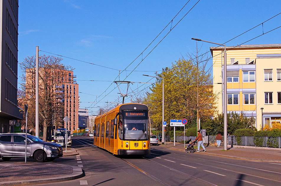 Die Stra&szlig;enbahn in Dresden an der Haltestelle Krankenhaus St. Joseph Stift