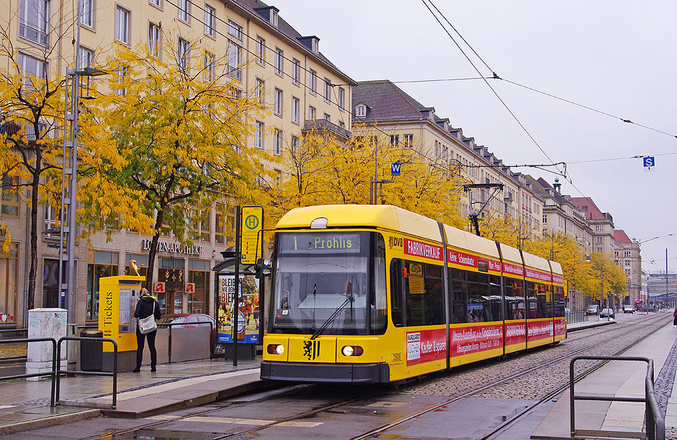 Die Stra&szlig;enbahn in Dresden an der Haltestelle Pirnaischer Platz