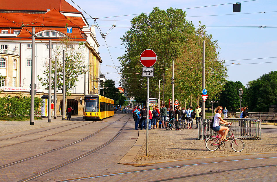 Der DVB 2834 kurz vor der  Haltestelle Postplatz in Dresden