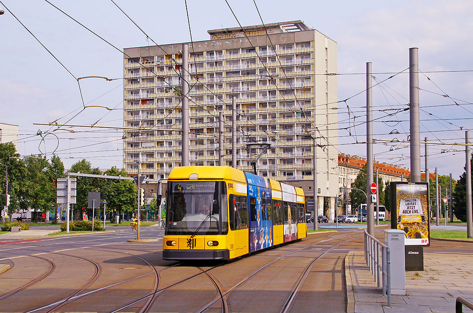 Die Stra&szlig;enbahn in Dresden an der Haltestelle Pirnaischer Platz