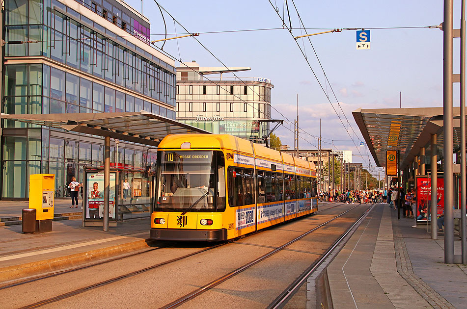 Die Stra&szlig;enbahn in Dresden an der Haltestelle Hauptbahnhof