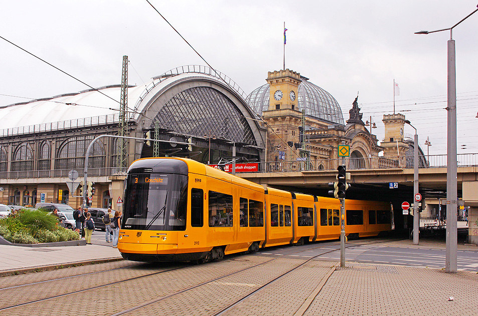 Die Stra&szlig;enbahn in Dresden an der Haltestelle Hauptbahnhof