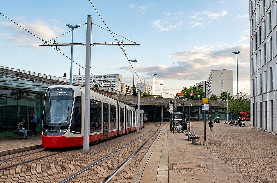 Die Stra&szlig;enbahn Halle an der Haltestelle Riebeckplatz