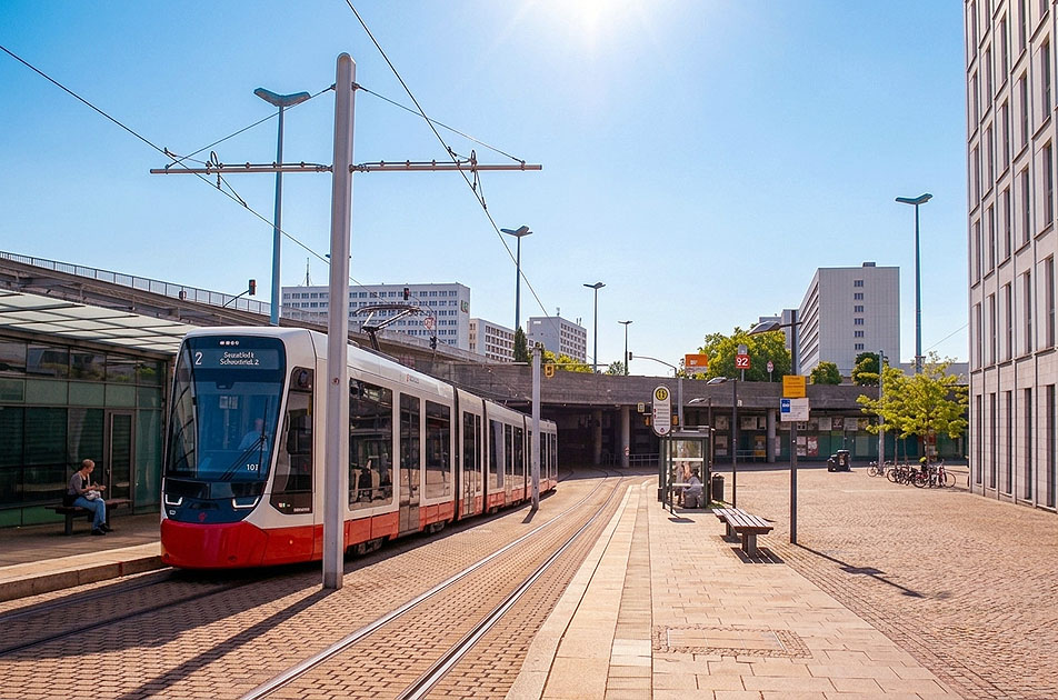 Die Stra&szlig;enbahn Halle an der Haltestelle Riebeckplatz