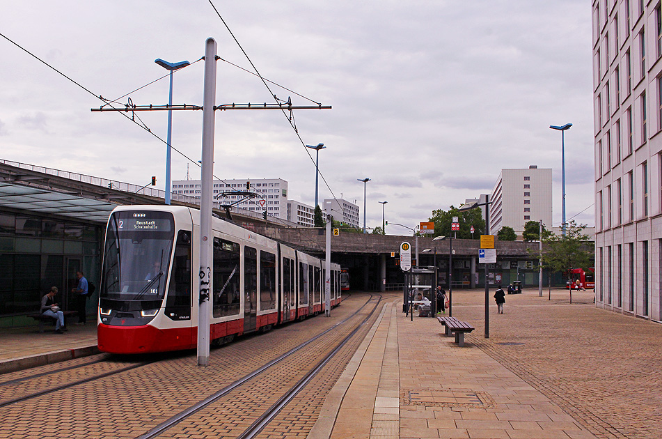 Die Stra&szlig;enbahn Halle an der Haltestelle Riebeckplatz